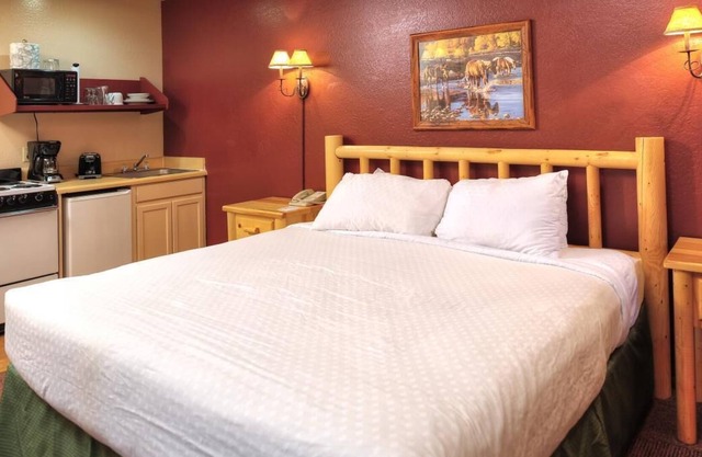 Get Outdoors! Nature Setting, Walking Trails, Pool, Near Woods Canyon Lake