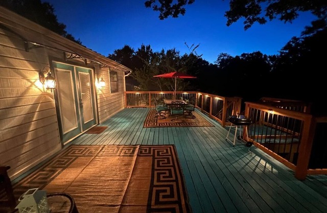 Getaway Oasis w/Huge Deck + pool/spa - lake conroe