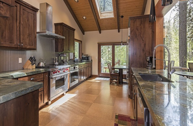 GH115 | Well-appointed kitchen, 4 spacious bathrooms & views of 18th fairway!