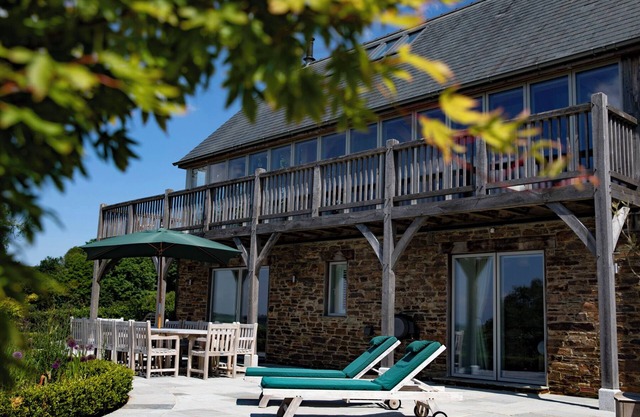 GITCOMBE RETREAT, luxury holiday cottage, with pool in Cornworthy