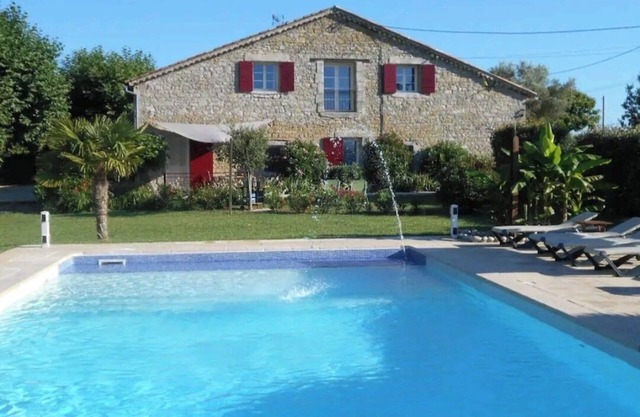 Gite 10/18 pers, private swimming pool, on the river bank between Provence and Ardèche