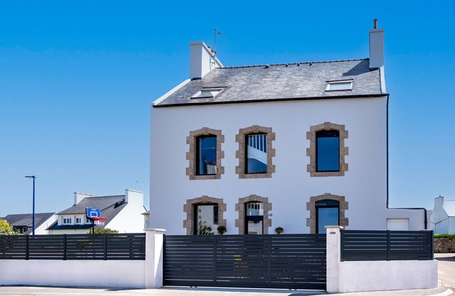 Gîte 12/14 sleeps in village 50m from the sea
