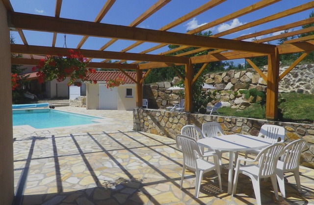 GITE 6-8 PERS. PRIVATE POOL, 3 BEDROOMS, 3 BDR, KITCHEN, ALLIER VALLEY