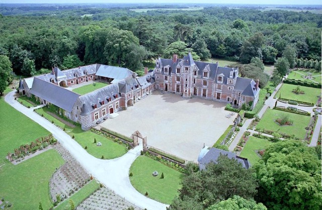 GITE DANINOU; meublé 3 chambres avec terrasse (1er étage du château) , salon et cuisine ouverte