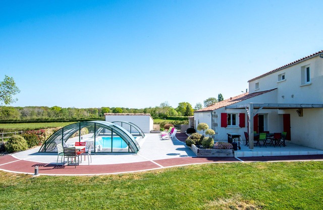 Gîte for 12 people, classified 4 * with heated and covered swimming pool