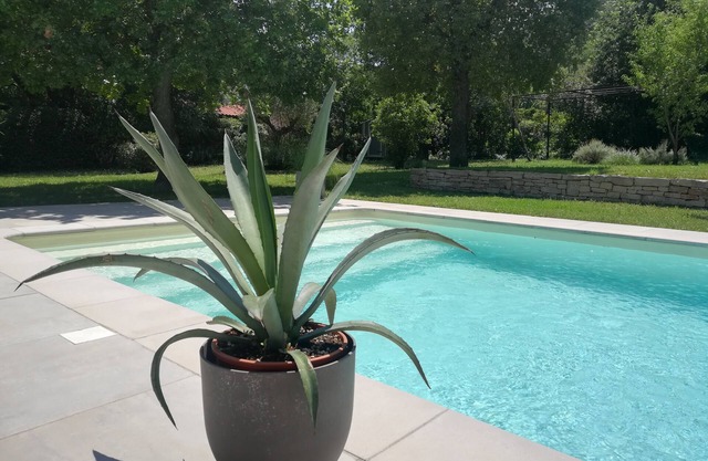 Gîte Le Patio, jacuzzi, swimming pool, private garden 20mn from Grignan