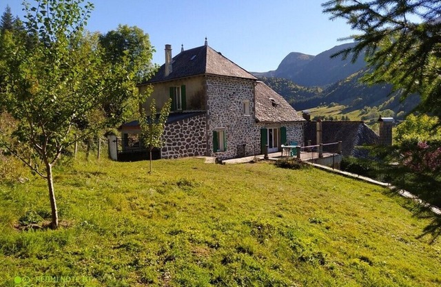 Gîte - Holiday home at the foot of Puy Mary.