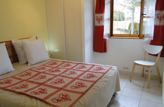 Gite Iris Montagnes du Jura with Spa Sauna river