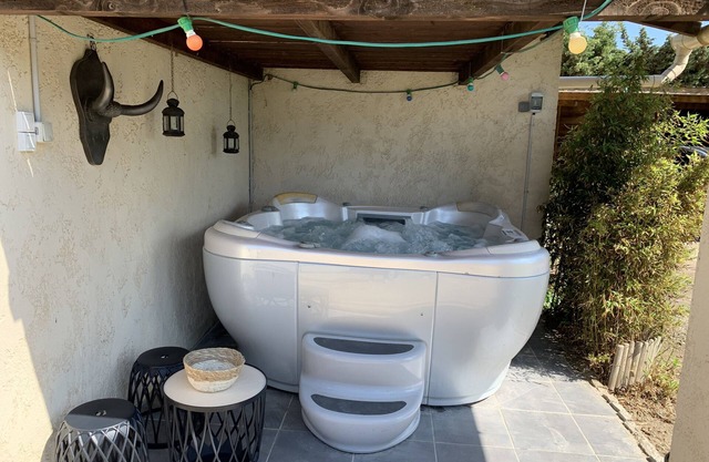 Gite jacuzzi swimming pool Camargue freewifi