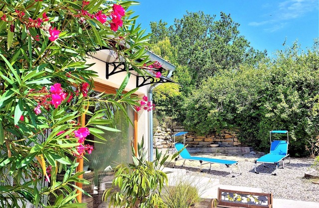 GITE LES GEAIS* JACUZZI and PRIVATE GARDEN