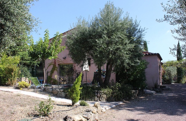 Gite located on a nursery, very quiet and wooded with large swimming pool.