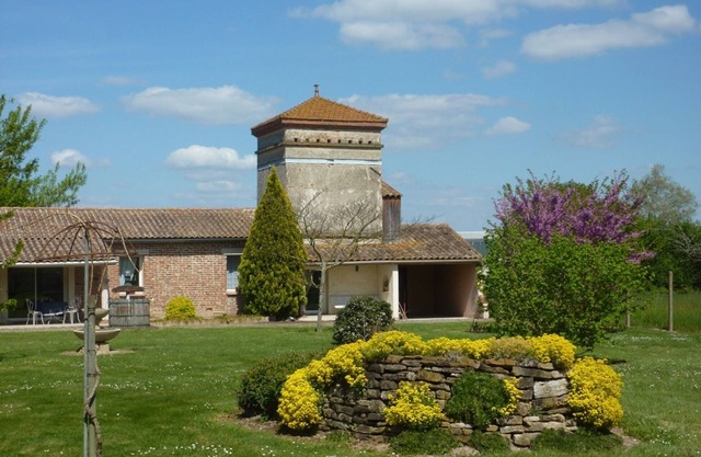 Gite on closed wooded grounds