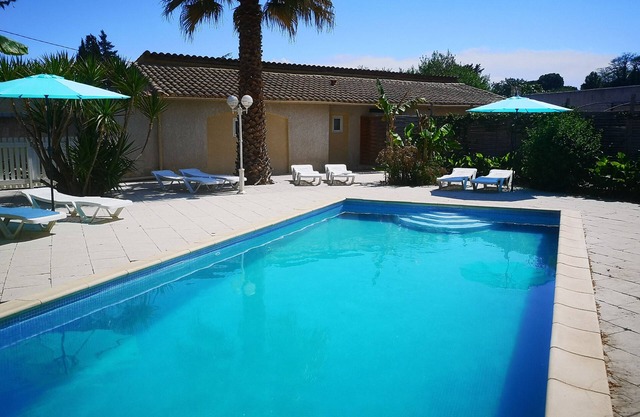 Gîte T2 La Passiflore with heated swimming pool in wooded grounds