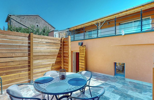Gîte with Jacuzzi and breathtaking views of the countryside