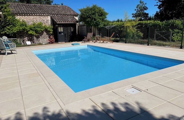 Gîte with private swimming pool, 2 bedrooms, sleeps 4, shady garden