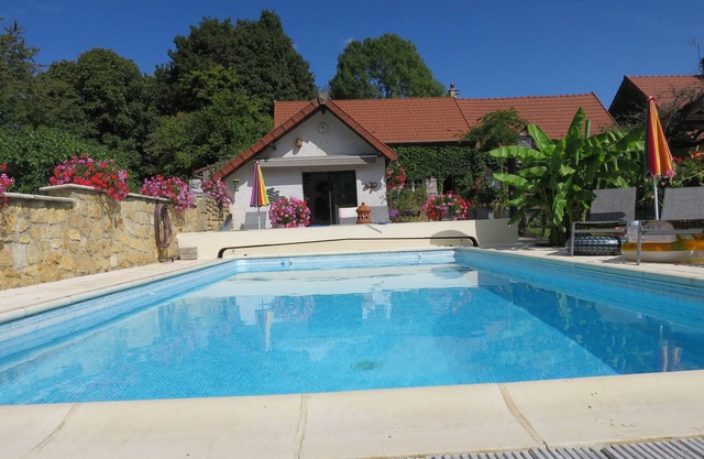 Gite with swimming pool for adults only