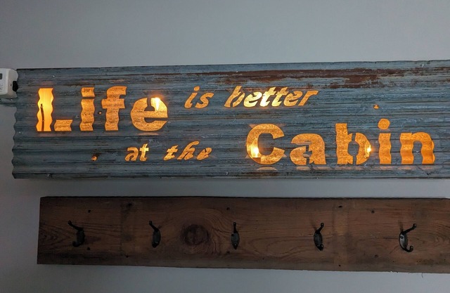 Glacial Lakes Retreat- 4-bedroom house with WiFi and AC in charming Webster