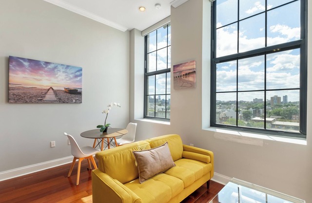 Glam Flat w View/Pool/Deck