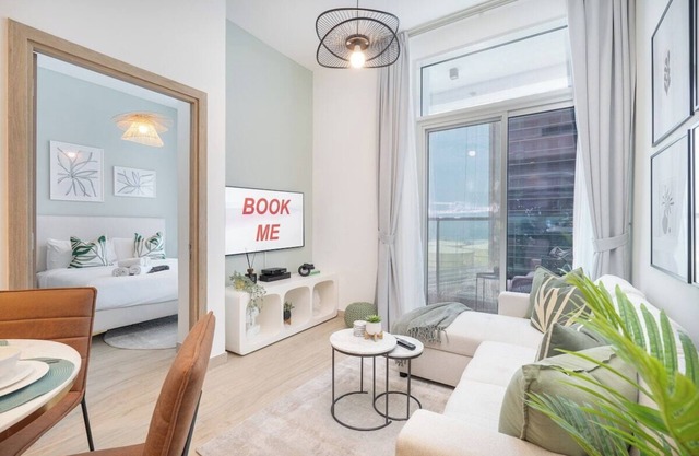 Glamorous 1BR Apartment - Steps from the Beach!