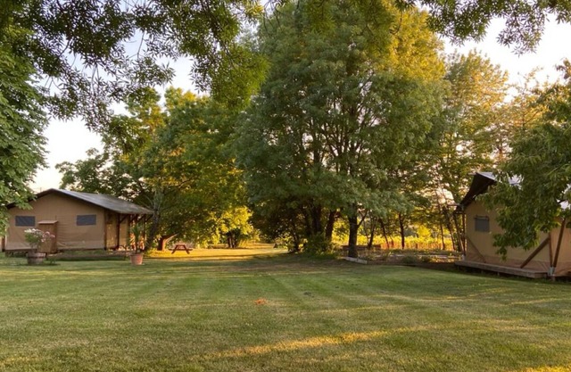 Glamping TENTE LODGE SAFARI DE LUXE, vue sur le coteau et vignes