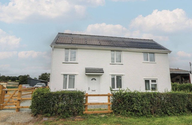 GLANDWR HOUSE, with a garden in Llandrindod Wells