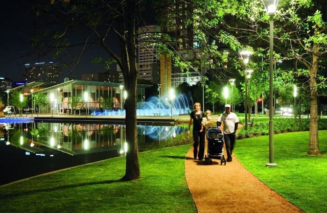 ★ Glass Walls| Heart of Houston | Free Breakfast| Walk-able ★