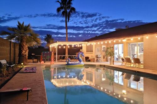 Glendale Getaway Parkwest Pool - Glendale GetAway-Pool - Stadium- Westgate- King Bed