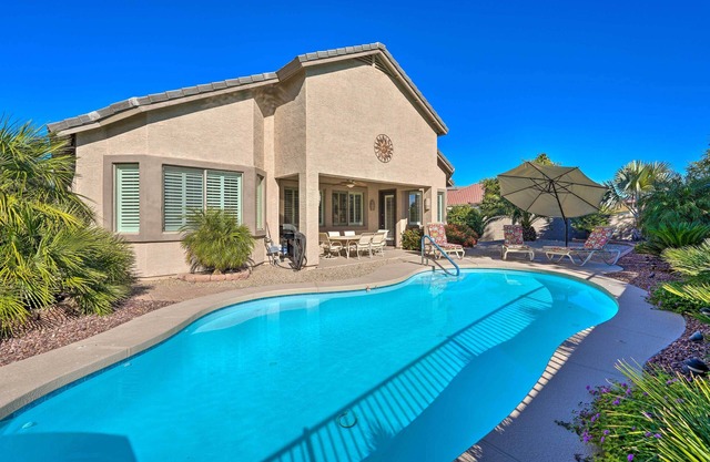 Glendale Getaway w/Outdoor Pool + Gas Grill!