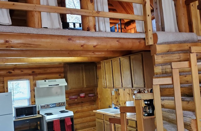Glendo Log Home Close to Lake