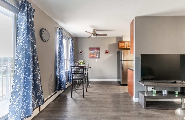 Glenview West Apt with Patio - Near Downtown!