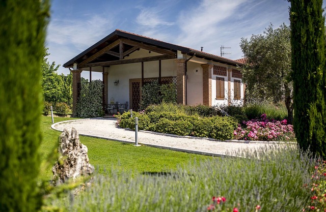 Glicine Apartment in Farmhouse with garden and swimming pool
