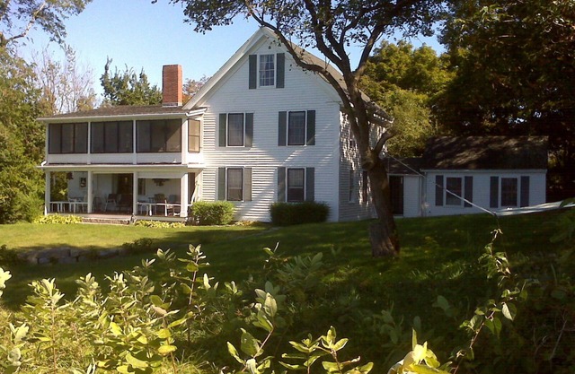 Gloucester: 5 Bedroom Summer Cottage with Sunset Views and Private Beach Access