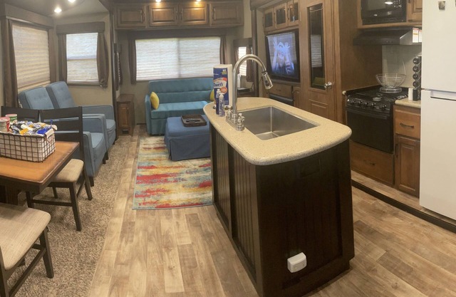 Go Glamping! Waterfront Lake Conroe, Luxury RV, just bring suitcase