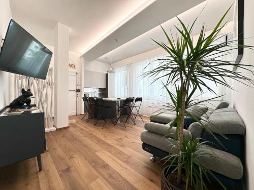 Golden Luxe - Modern Apartment next the beach