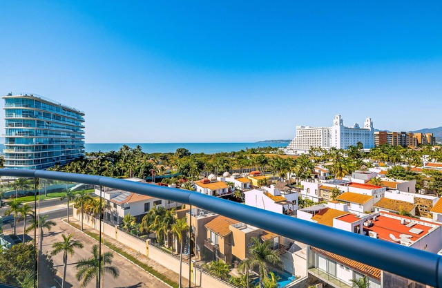 Golf-and-sea condo with panoramic ocean/mountain views, pool