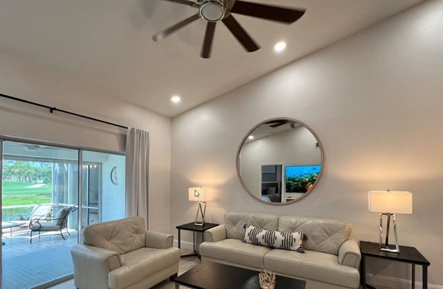 Golf Lake Views! 15 minute drive to Marco/Naples beaches