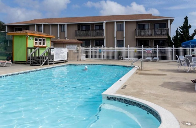 Golf View Charming 2-bedroom condo in Kitty Hawk with fitness room, sleeps 6.