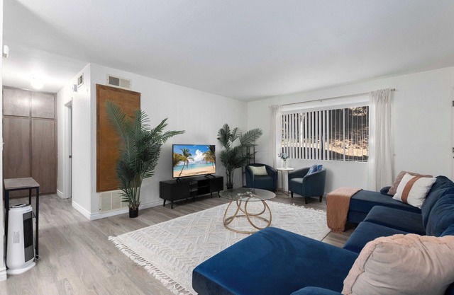 Golfcrest Getaway, Foosball, Near UCSD, King Bed, Pool, Jacuzzi, Private Balcony
