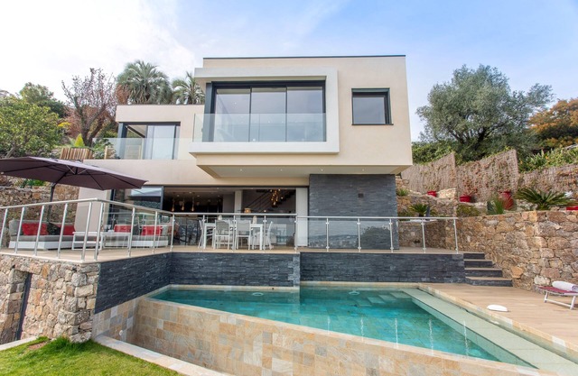 Golfe-Juan/Cannes: Modern 3-bedroom villa with swimming pool and sea view