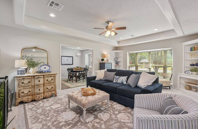 Good Bull Getaway: 3 Br + Backyard Deck