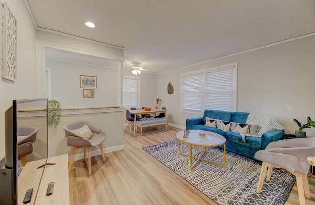 ★ Good Vibes Ranch ★ Walk to Zoo | Pet Friendly