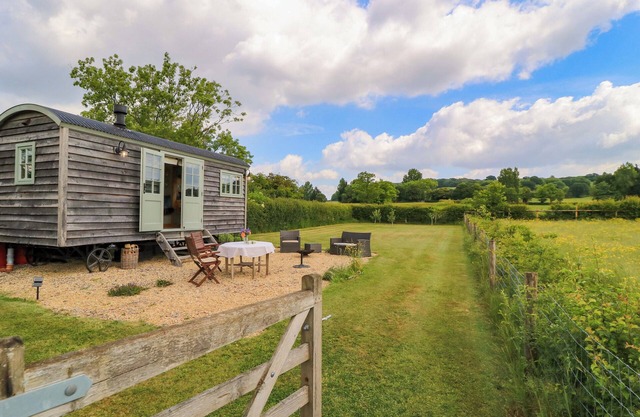 GOOSE WHISTLE HUT, pet friendly, with open fire in Foxham
