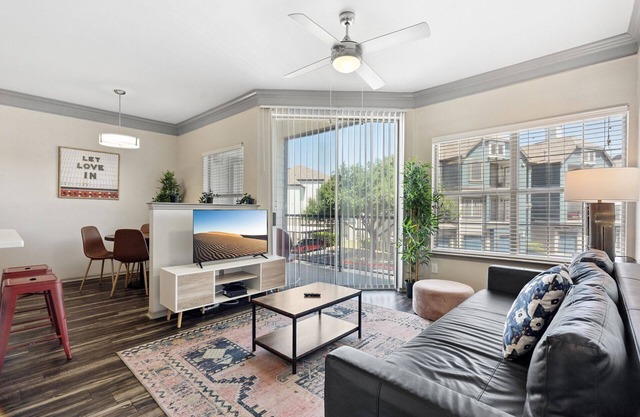 Gorgeous 1BR Next to the Domain 0954