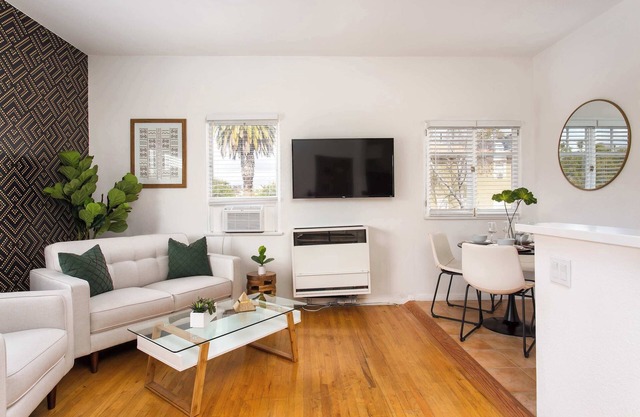 Gorgeous 2/1 Apt in the Heart of San Diego! Sleeps 5, Free WiFi & Netflix, Full