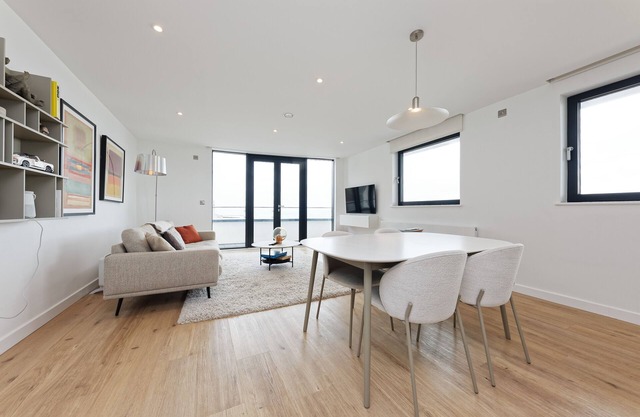 Gorgeous 2 Bed Apartment with Stunning Sea Views