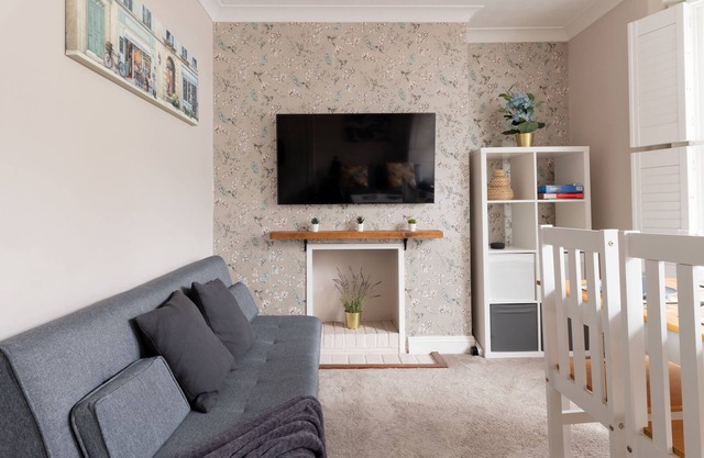 Gorgeous 2-Bed Located in Quiet Area with Nearby Stations