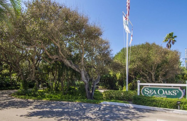 Gorgeous 2 Bedroom 2 Bath Sea Oaks Tennis Villa