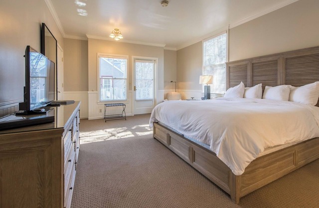 Gorgeous 2 King Room Steps from Santa Rosa Restaurants, Cafés + Shopping Fun