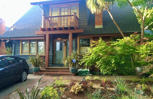 Gorgeous 3 bdrm home in Rockridge, walk to everything!