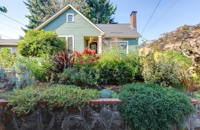 Gorgeous 3 bed/2 bath home in the heart of Sellwood! Walk to everything!